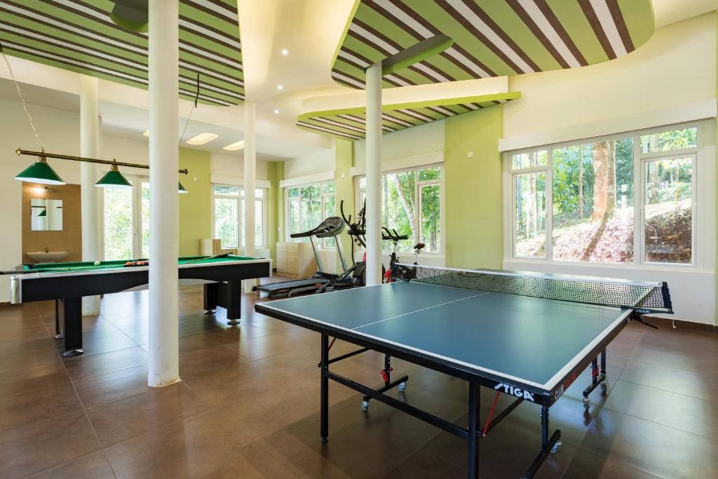 Stolní tenis v ubytování The Woods Resorts Wayanad nebo okolí