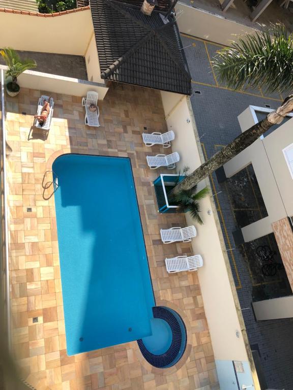 an overhead view of a blue table on a patio at MARAÚ Premium - espaço, piscina e ar no Itagua in Ubatuba