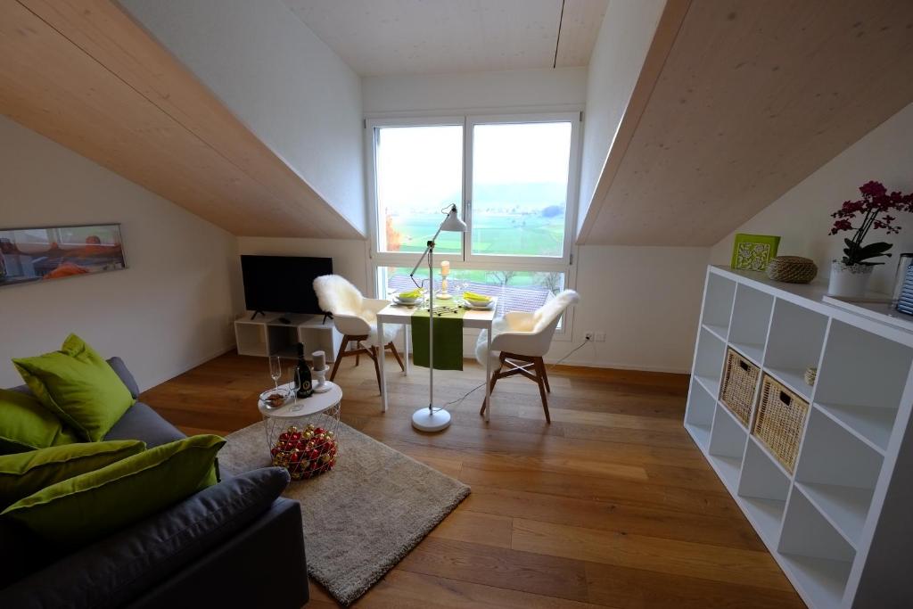 un soggiorno con divano e tavolo di Great View a Kehrsatz