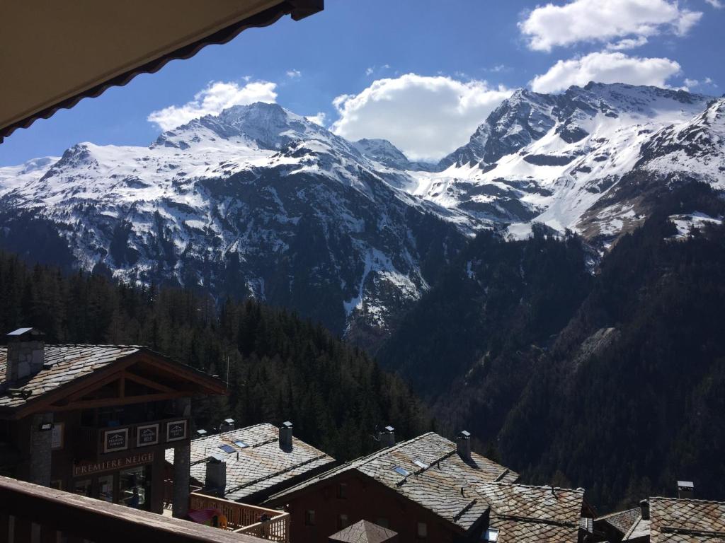 vistas a una montaña nevada desde una localidad en appartement fogliettaz, en La Thuile Sainte-Foy-Tarentaise