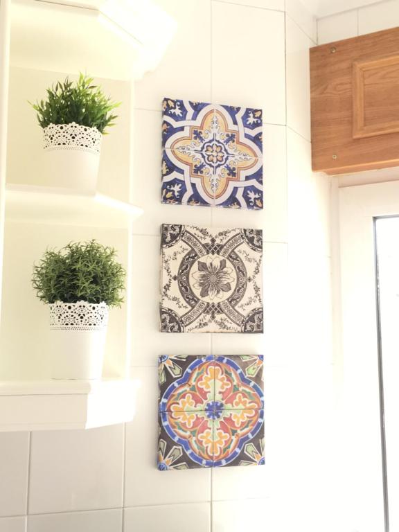 リスボンにある8 Bit Building - Another new studioの鉢植えの台所のタイル壁