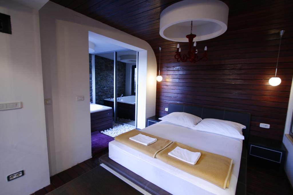 Rúm í herbergi á Apartments and Rooms Teona