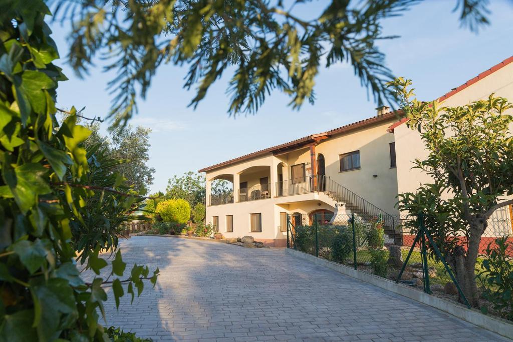 a cobblestone driveway in front of a house at Can Gual in La Ametlla