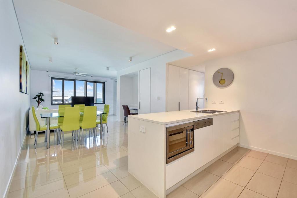 Kuchyň nebo kuchyňský kout v ubytování Darwin Waterfront Short Stay Apartments