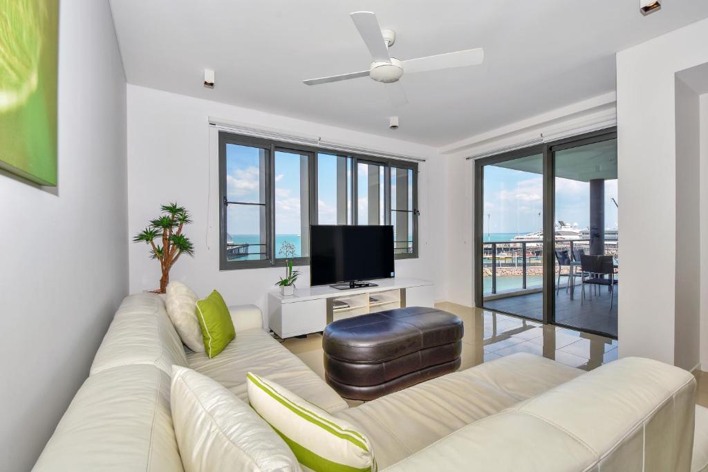 TV a/nebo společenská místnost v ubytování Darwin Waterfront Short Stay Apartments