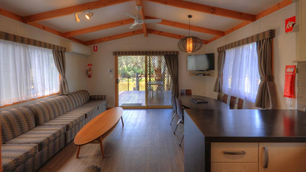 TV a/nebo společenská místnost v ubytování Moama Riverside Holiday Park