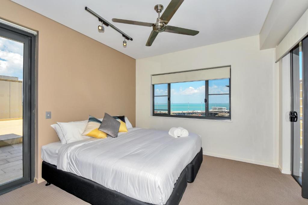 Postel nebo postele na pokoji v ubytování Darwin Waterfront Short Stay Apartments