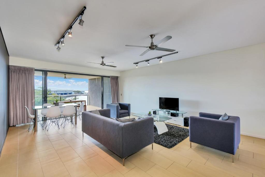TV a/nebo společenská místnost v ubytování Darwin Waterfront Short Stay Apartments