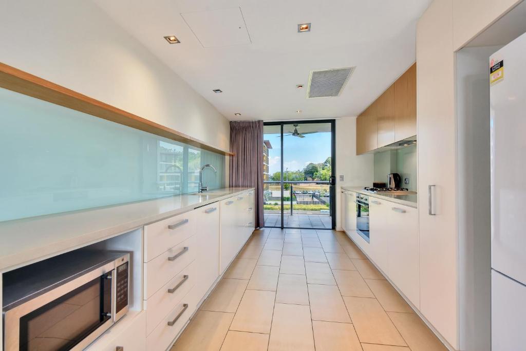 Kuchyň nebo kuchyňský kout v ubytování Darwin Waterfront Short Stay Apartments