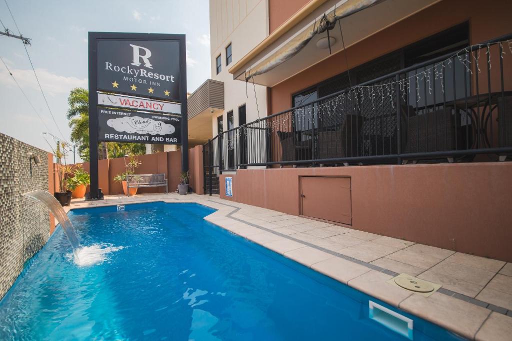 een zwembad voor een gebouw bij Rocky Resort Motor Inn in Rockhampton