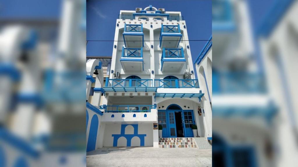 大漢村的住宿－白色地中海，蓝色和白色的建筑,设有蓝色的门