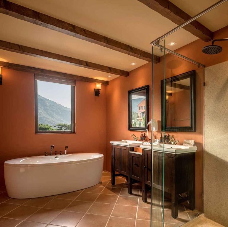 y baño con 2 lavabos y bañera. en Toscana Hotel La Casetta, en Mu Si