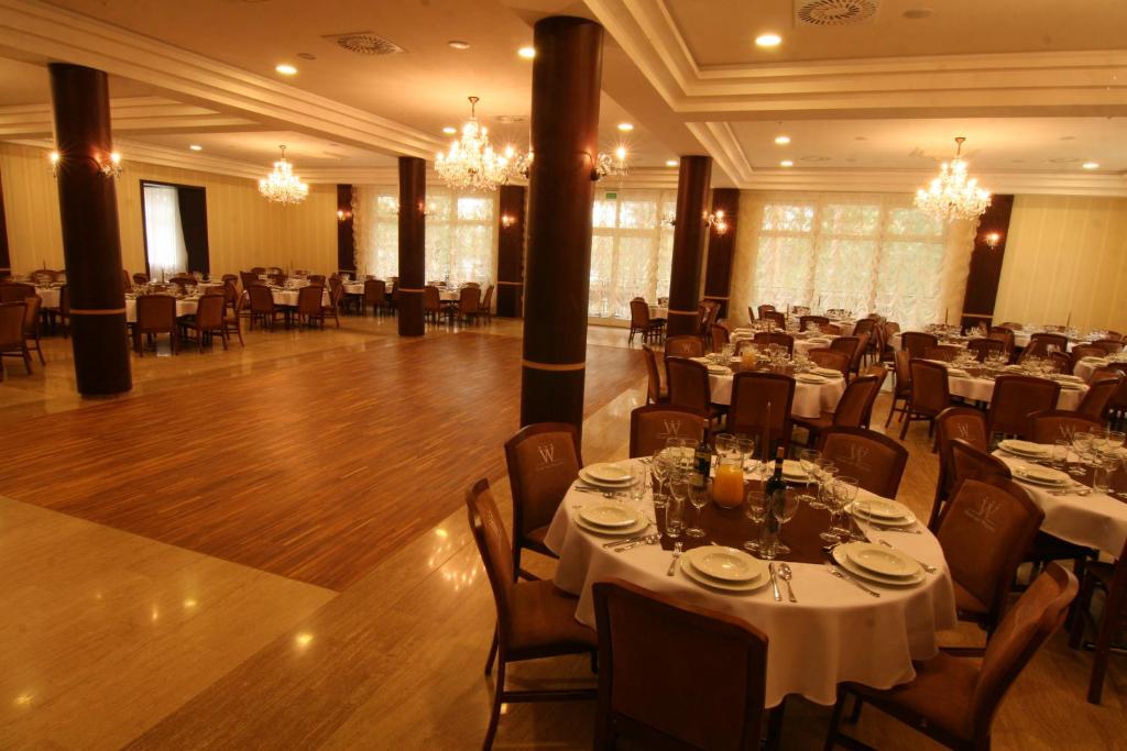 Restoran või mõni muu söögikoht majutusasutuses Hotel nad Wigrami