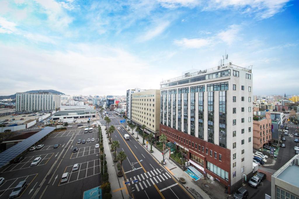 vista aerea di una strada cittadina con edifici di Jeju Palace Hotel a Jeju