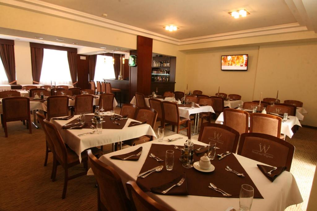 Restoran või mõni muu söögikoht majutusasutuses Hotel nad Wigrami