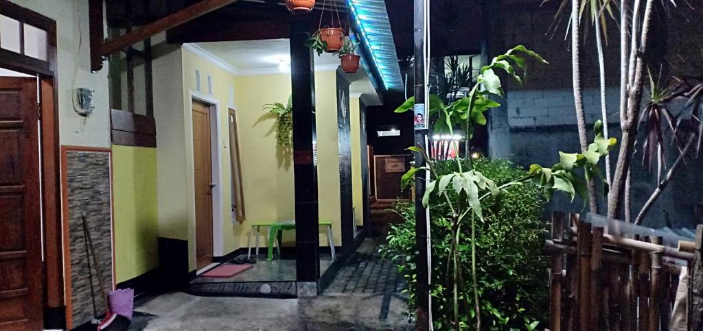 un pasillo de una casa con plantas en ella en Penginapan Kahan en Batu