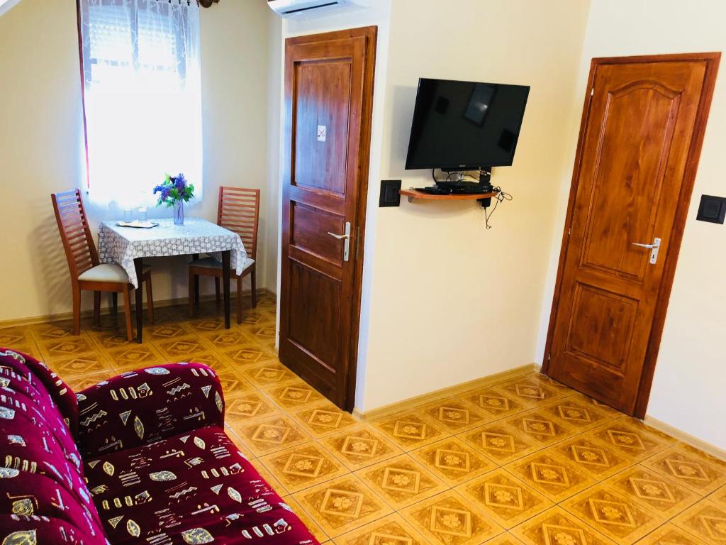TV a/nebo společenská místnost v ubytování Szűts Panzió
