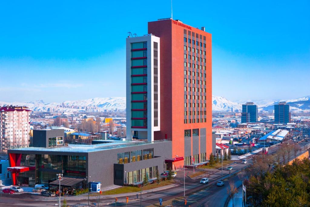 vistas a una ciudad con un edificio alto en The Green Park Sivas, en Sivas