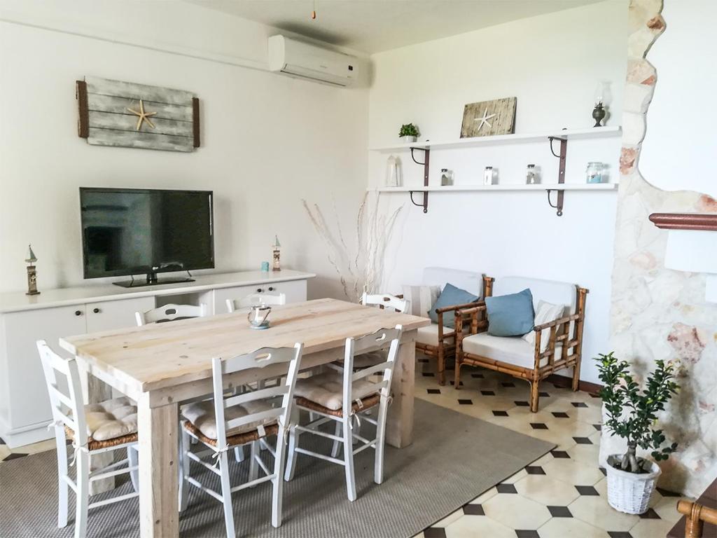 トッレ・ラピッロにあるCasa Marinaのキッチン、ダイニングルーム(木製のテーブルと椅子付)