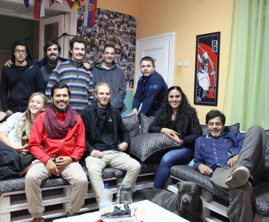 un grupo de personas posando para una foto en una sala de estar en Habitat Hostel en Belgrado