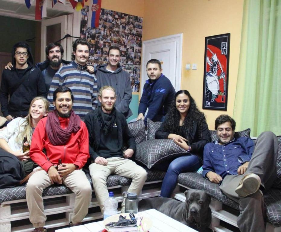 um grupo de pessoas posando para uma foto em uma sala de estar em Habitat Hostel em Belgrado
