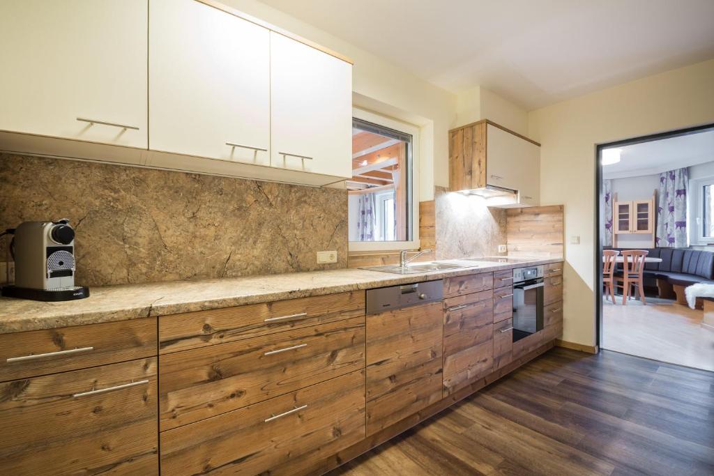 A kitchen or kitchenette at Knappensteig Appartements
