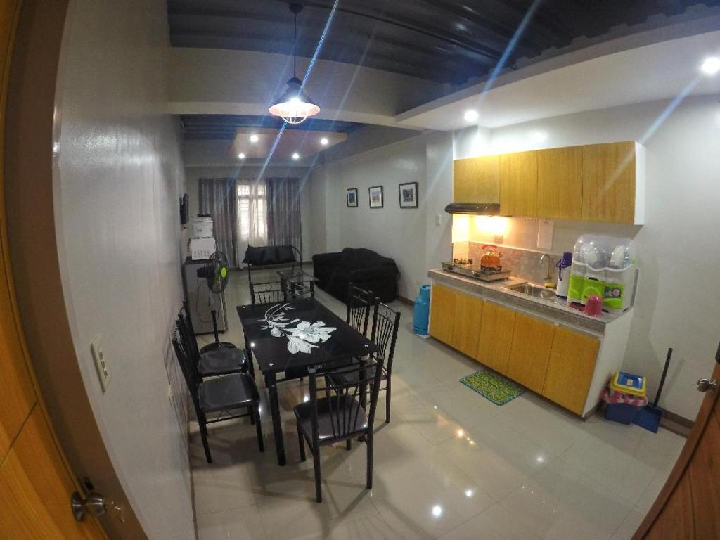 達古潘的住宿－Modern Apartment 301，厨房以及带桌椅的用餐室。