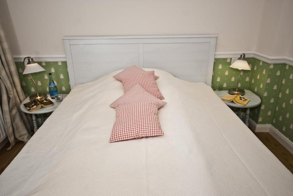 ヴェニングシュテットにあるBijeNessの白いベッド(ピンクのネクタイ付)