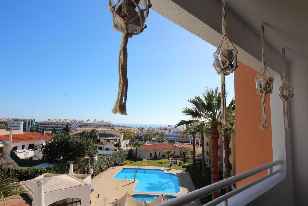 uma vista a partir da varanda de um resort com piscina em MAIN AVENUE ALBUFEIRA, walk to beach, Old Town, shooping, top location em Albufeira