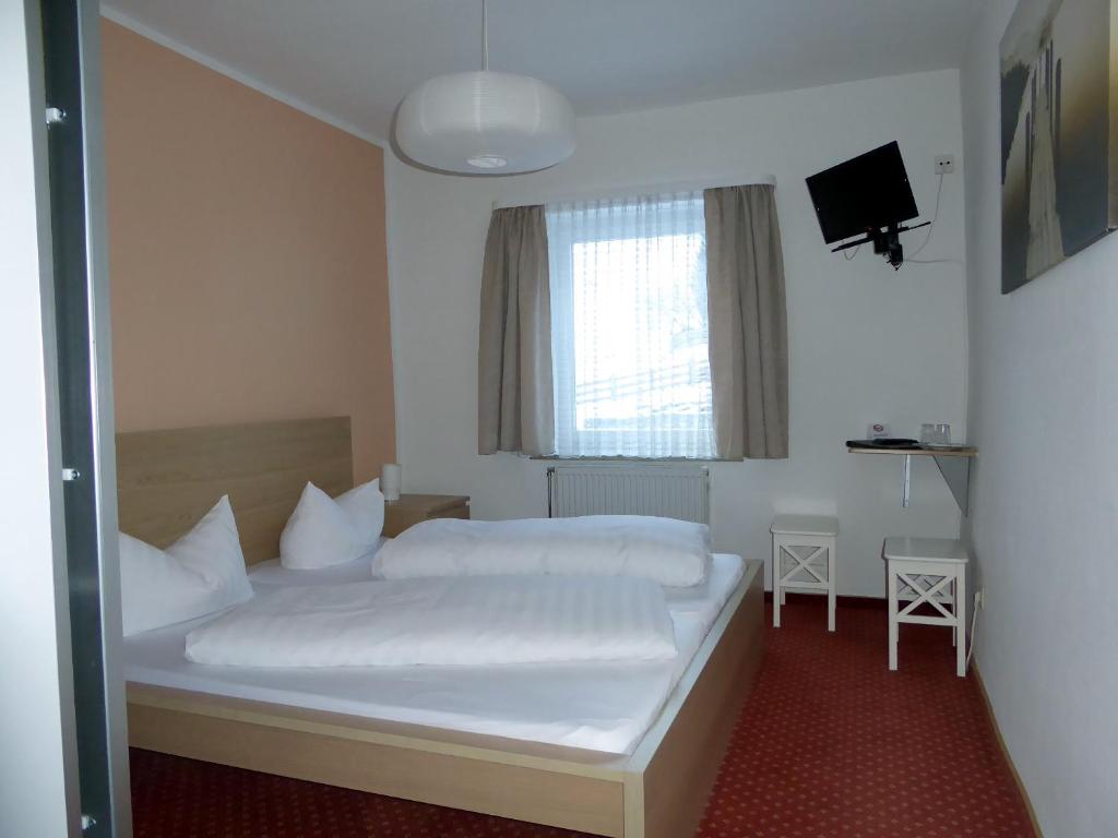 Postel nebo postele na pokoji v ubytování Hotel Garni Post
