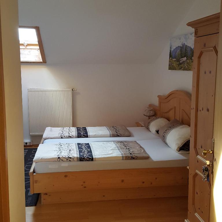 Postel nebo postele na pokoji v ubytování Lenggrieser Hof