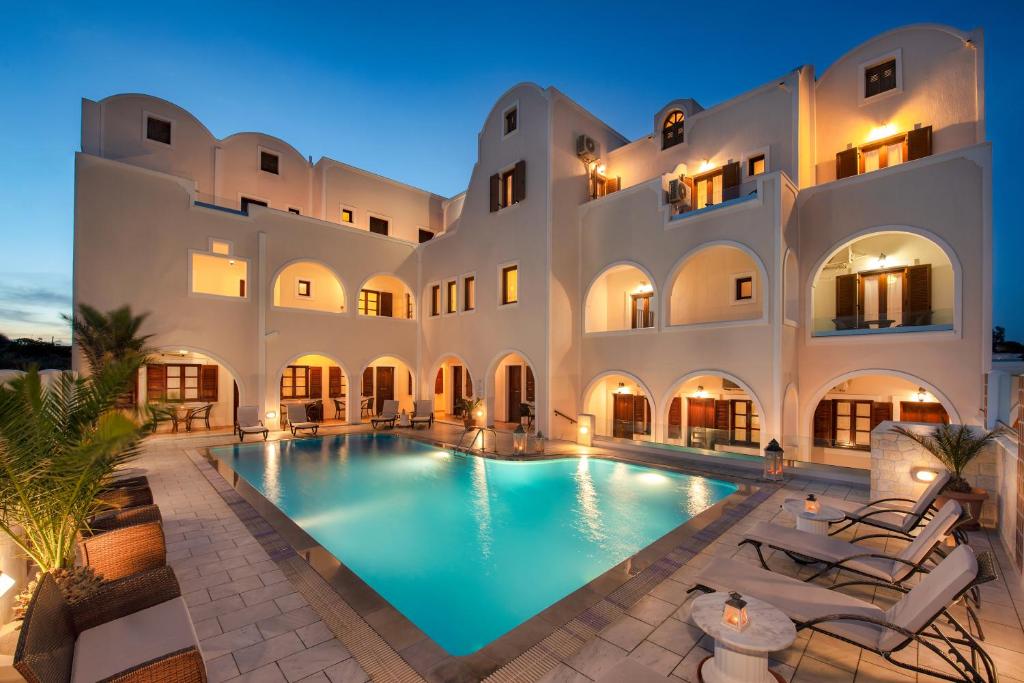 duży budynek z basenem przed nim w obiekcie Astir Thira Hotel w Firze