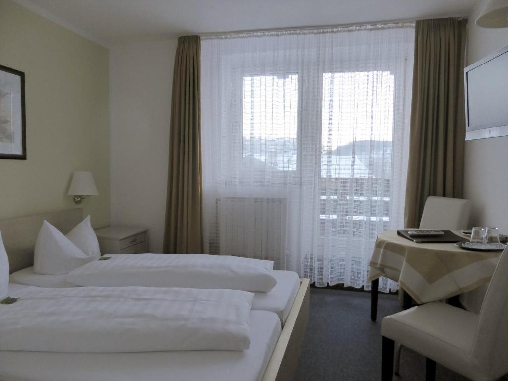 Postel nebo postele na pokoji v ubytování Hotel Garni Post