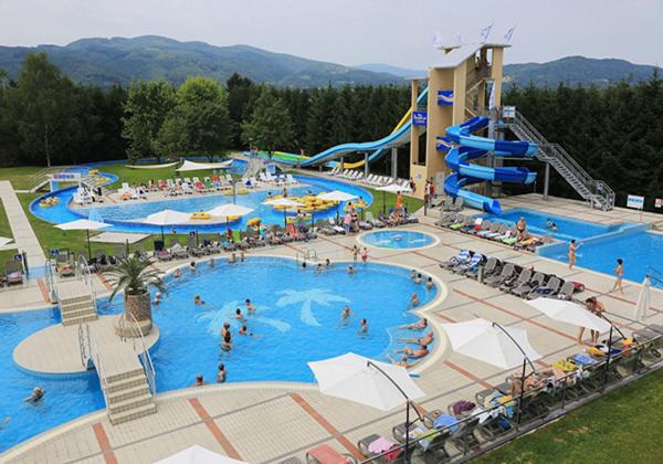 una grande piscina con persone in un parco acquatico di Apartma Sebastjan Dobova near Terme Paradiso a Dobova