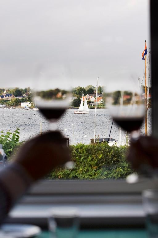 Výhled na řeku, která protéká v blízkosti hotelu