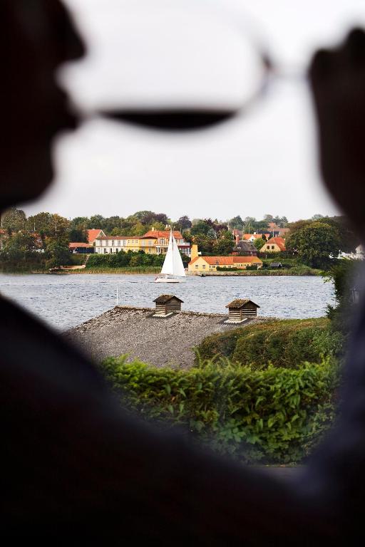 Výhled na řeku, která protéká v blízkosti hotelu