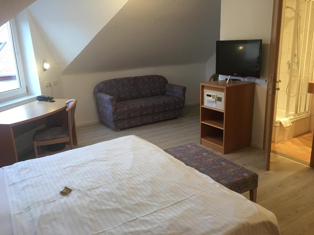 TV a/nebo společenská místnost v ubytování Hotel Barbarossa Karlsruhe Stadtmitte
