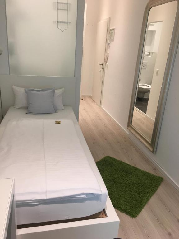 Postel nebo postele na pokoji v ubytování Hotel Barbarossa Karlsruhe Stadtmitte