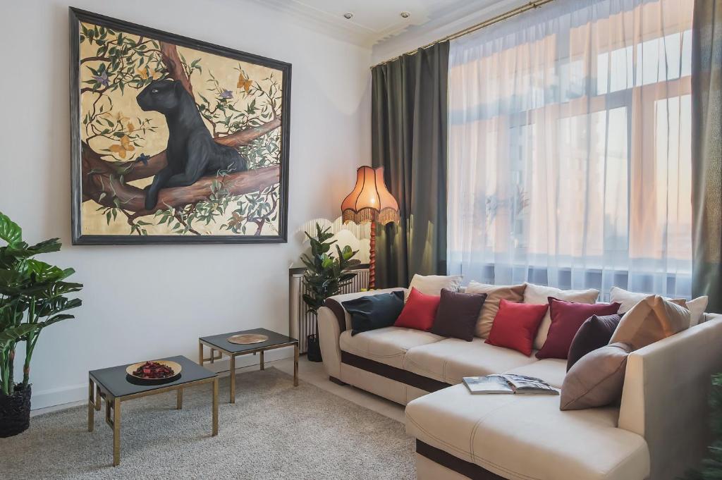 莫斯科的住宿－GMApartments 4 rooms with mansard on Tverskaya，带沙发和狗海报的客厅