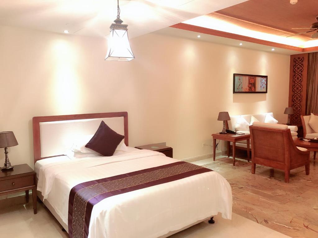 Stony Brook Villa Jianguo Resort Sanya客房内的一张或多张床位