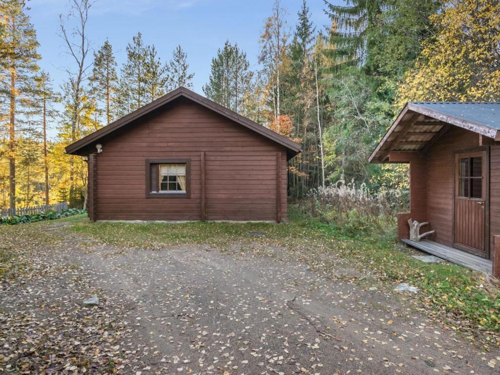 un pequeño edificio en medio de un bosque en Holiday Home Suvituuli by Interhome, en Vuoriniemi