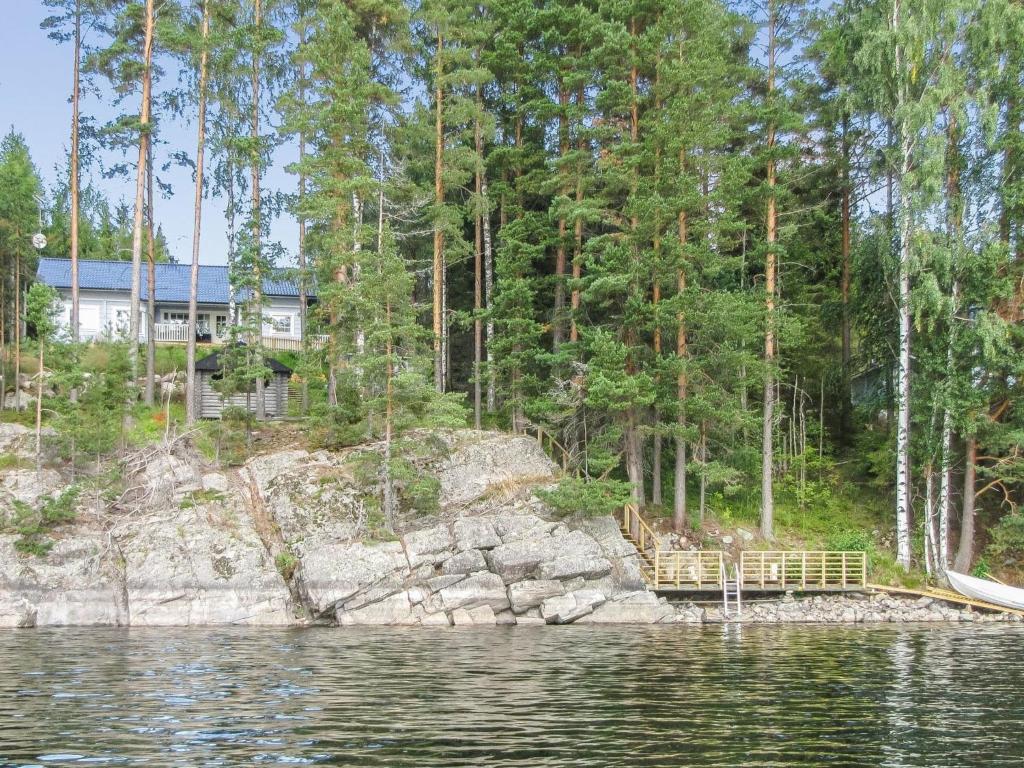 VuoriniemiにあるHoliday Home Norppa by Interhomeの水辺の家