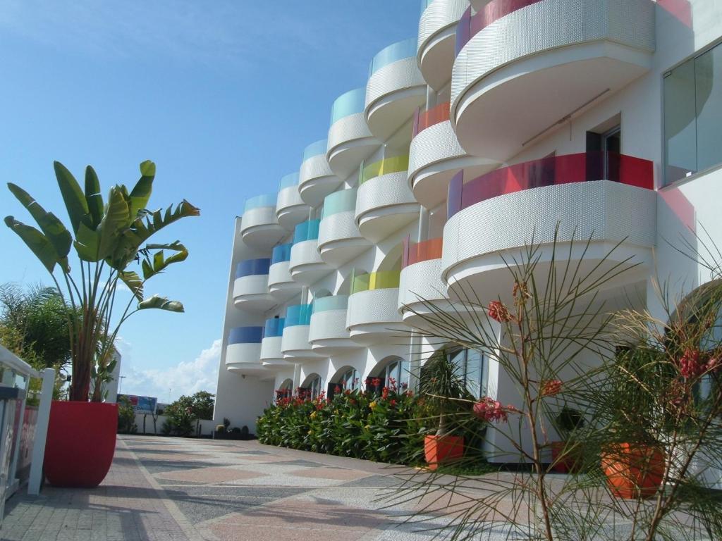 ein Gebäude mit farbenfroher Fassade in der Unterkunft Hotel Zodiaco in Porto Cesareo