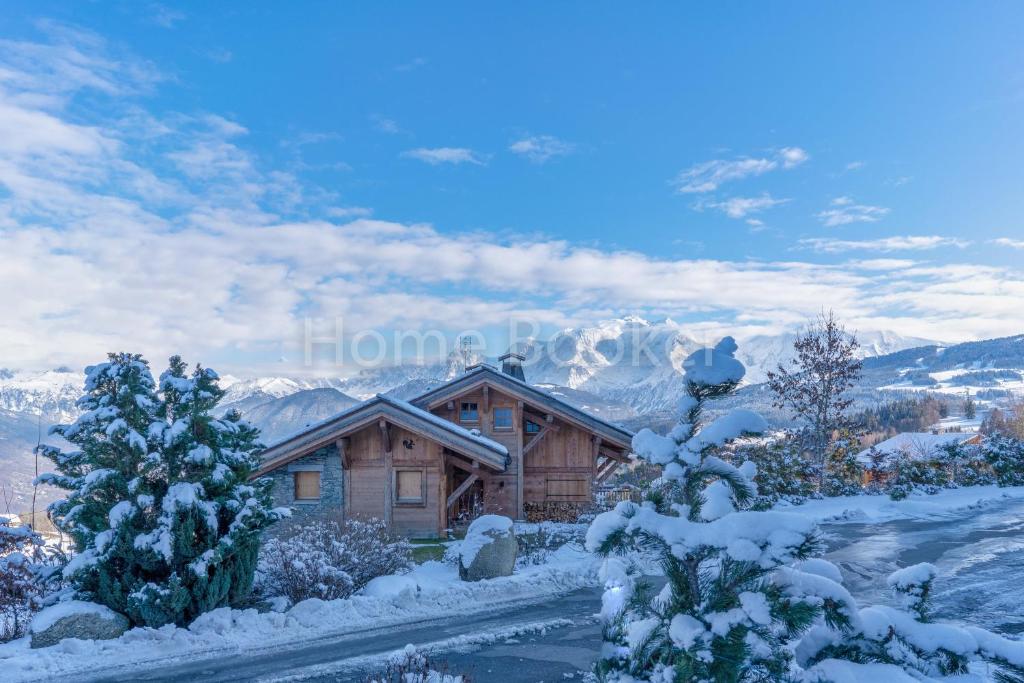 コンブルーにあるChalet Ravineの雪山の丸太小屋