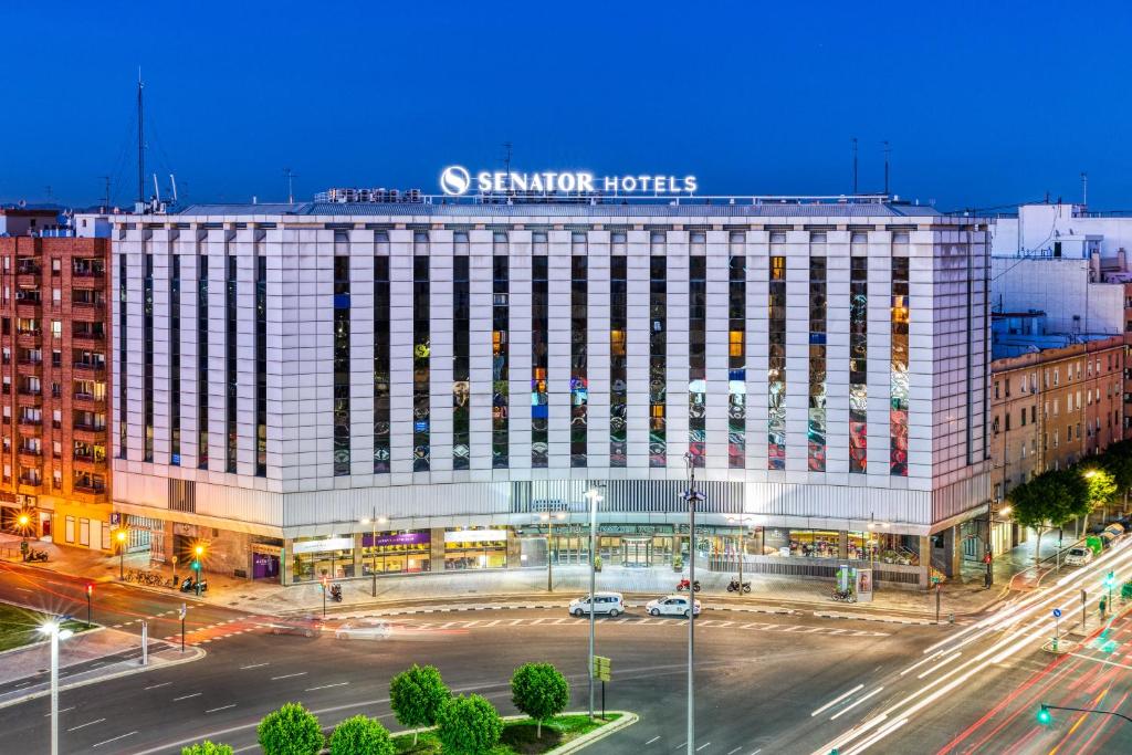 un gran edificio con un cartel encima en Senator Parque Central en Valencia