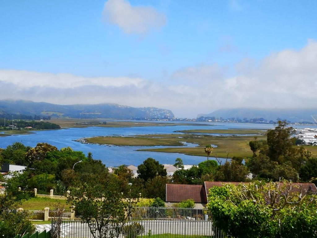 Blick auf einen Fluss mit Bergen im Hintergrund in der Unterkunft Lagoon View Cottage in Knysna