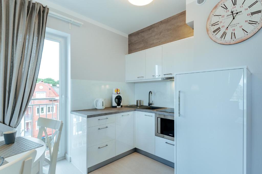 Kuchyňa alebo kuchynka v ubytovaní Apartamenty NAVIGATOR-PORT VIEW