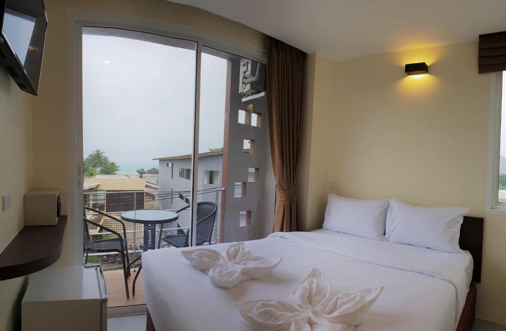 查汶的住宿－Top Hostel Samui，一间卧室设有一张床和一个美景阳台