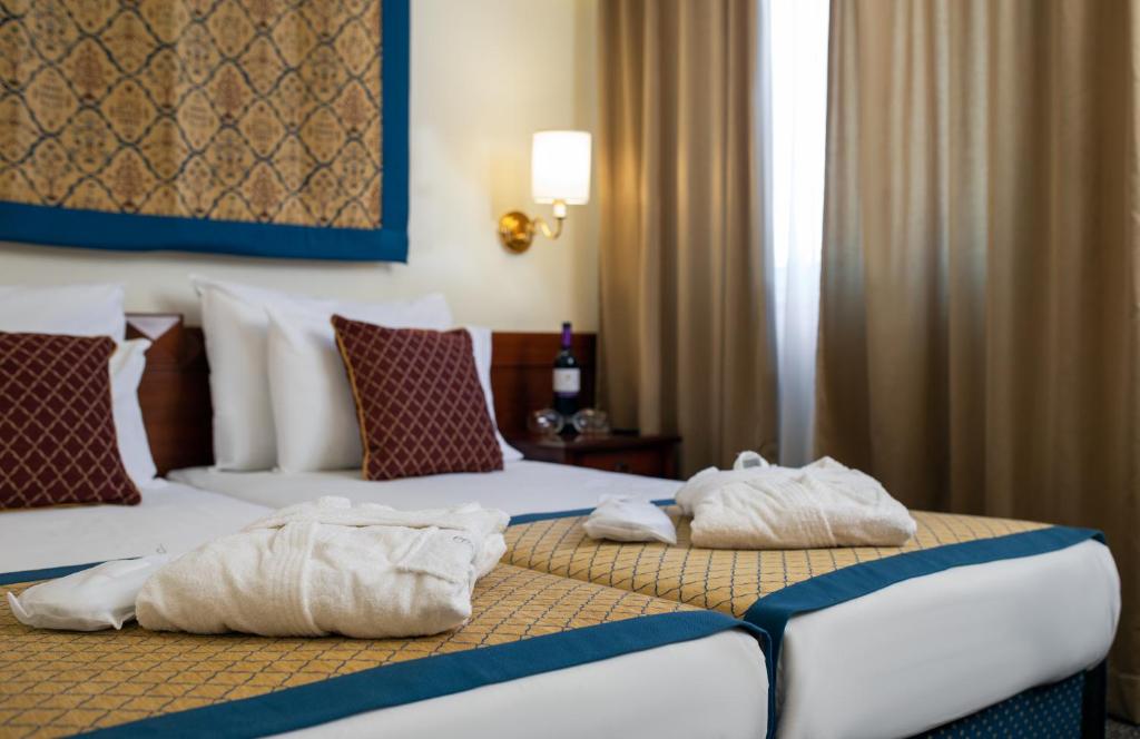 Postel nebo postele na pokoji v ubytování Prima Palace Hotel