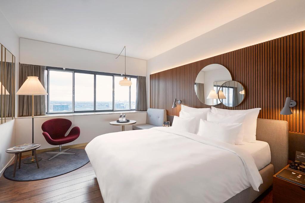 Postel nebo postele na pokoji v ubytování Radisson Collection Royal Hotel, Copenhagen